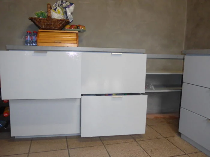 Mobilier blanc sur mesure avec tiroirs ouverts