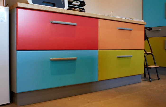Meuble de rangement sur mesure aux façades colorées