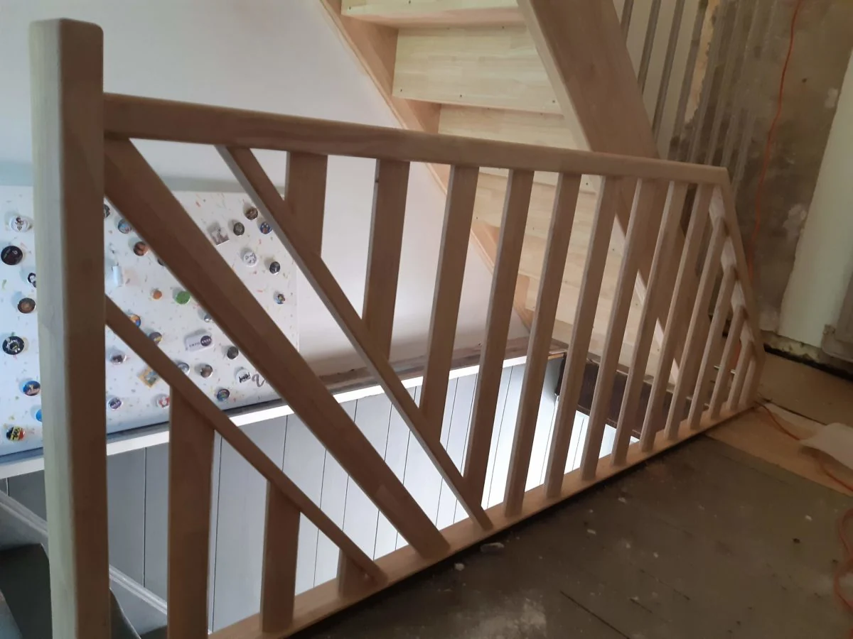 Vue de dessus d’un escalier et de son garde-corps en bois