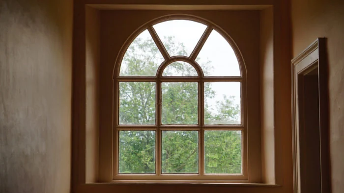 Châssis en bois cintré avec vue sur le jardin